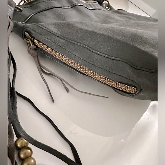 T-Shirt & Jeans: grey flowing fringe hobo bag - Picture 2 of 3